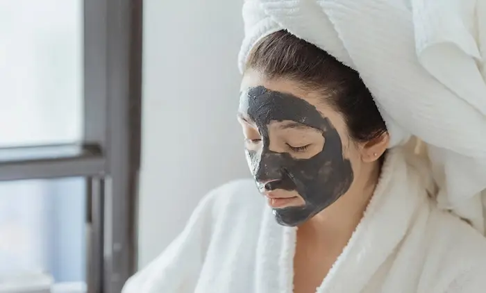 استفاده از ماسک صورت زغالی برای منافذ باز پوست 54645634