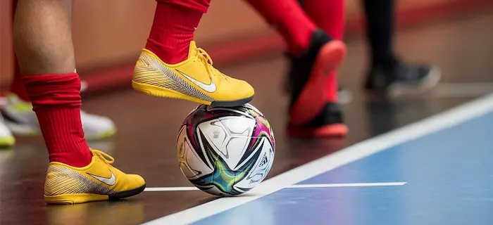 توپ و کتونی برای تمرینات فوتسال سالنی 565444