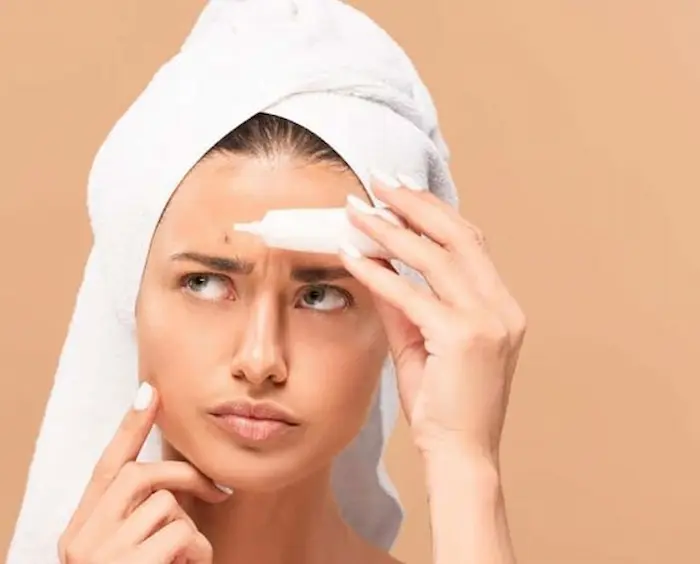 پماد زدن روی خال های گوشتی 7676767