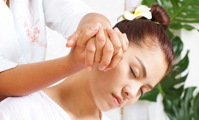 خانومی درحال ماساژ گردن گرفتن5459858
