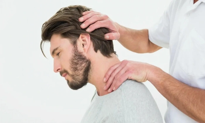 مردی درحال ماساژ گرفتن525/89/45