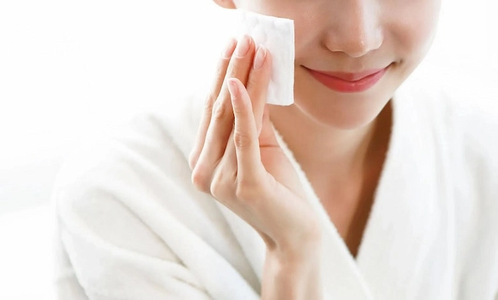 خانومی بادستمال مرطوب وپاکسازی صورت568478