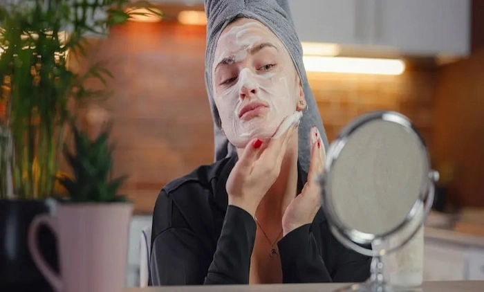خانومی درحال پاکسازی پوست51485