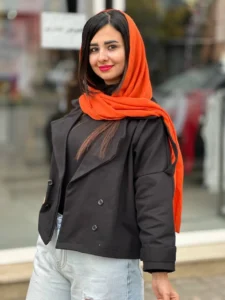 ترنج کت 5816 225x300 - تفاوت ترنج کت و بارانی؛ کدام یک برای استایل شما مناسب&zwnj;تر است؟