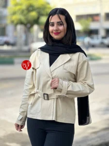 ترنج کت 6485 225x300 - تفاوت ترنج کت و بارانی؛ کدام یک برای استایل شما مناسب&zwnj;تر است؟