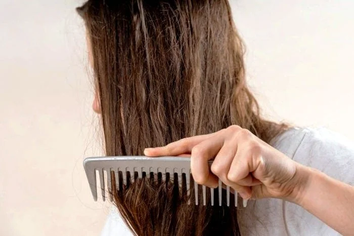 شانه کردن موهای خیس با برس معمولی5725